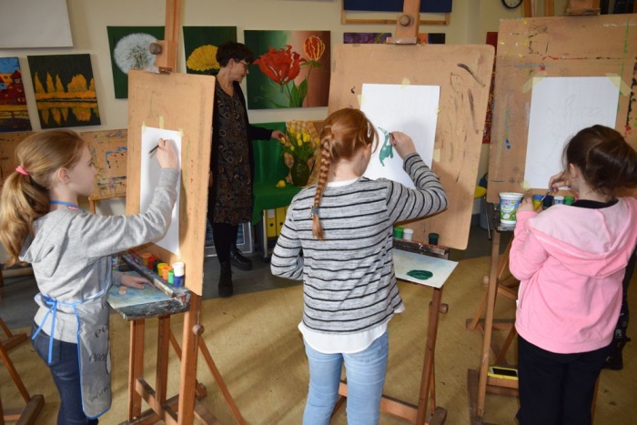 Czerwony pomidor, biały miś &ndash; malarska inspiracja kolorem